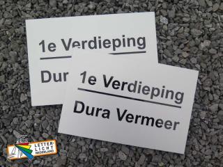 Verdieping verwijzingsbord in RVS look